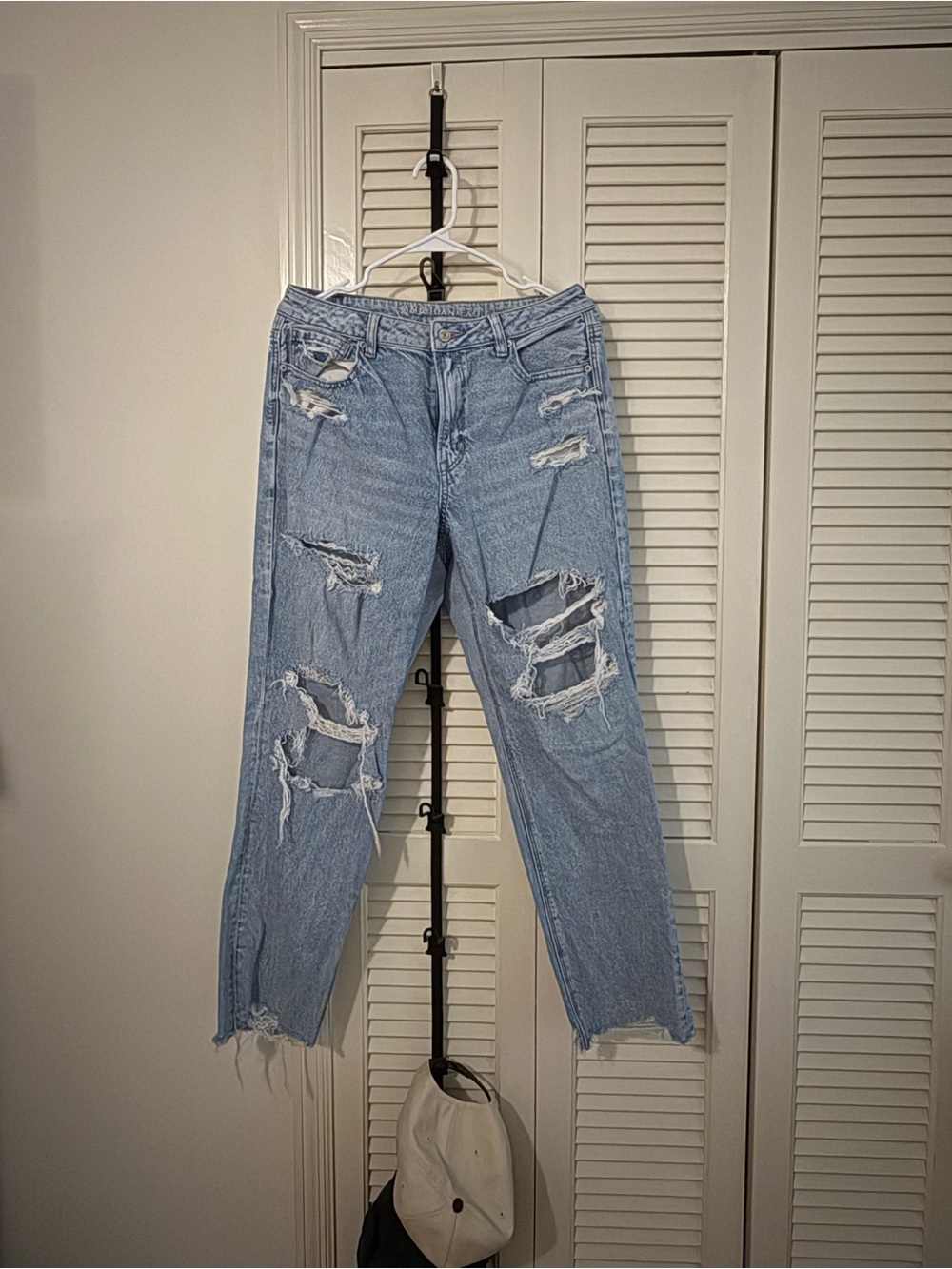 American Eagle Strigid Light Blue Distressed Women's Jeans